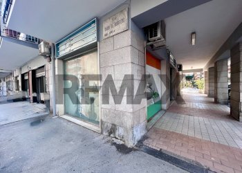 Edificio all\'aperto - Negozio Via Adolfo Omodeo
 
106, Napoli - foto 2