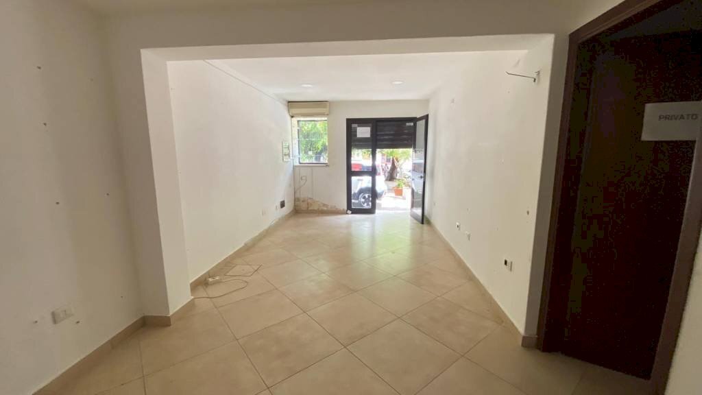Interno palazzo - Negozio via Nazionale, Carini - foto 1