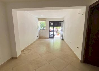 Interno palazzo - Negozio via Nazionale, Carini - foto 1