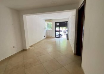Interno palazzo - Negozio via Nazionale, Carini - foto 5
