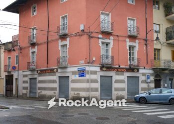 Facciata - Negozio via Guglielmo Marconi, 8, Pont-Canavese - foto 1