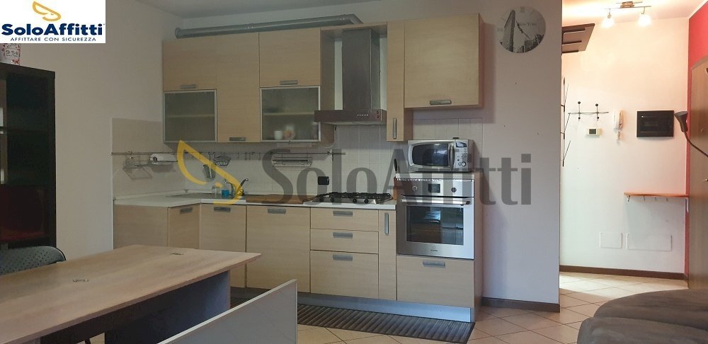 soggiorno con cucina a vista e balcone.jpg - Trilocale Via Martiri della Libertà, Lentate sul Seveso - foto 1