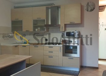 soggiorno con cucina a vista e balcone.jpg - Trilocale Via Martiri della Libertà, Lentate sul Seveso - foto 1