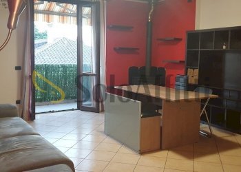 soggiorno con cucina a vista e balcone.b.jpg - Trilocale Via Martiri della Libertà, Lentate sul Seveso - foto 2