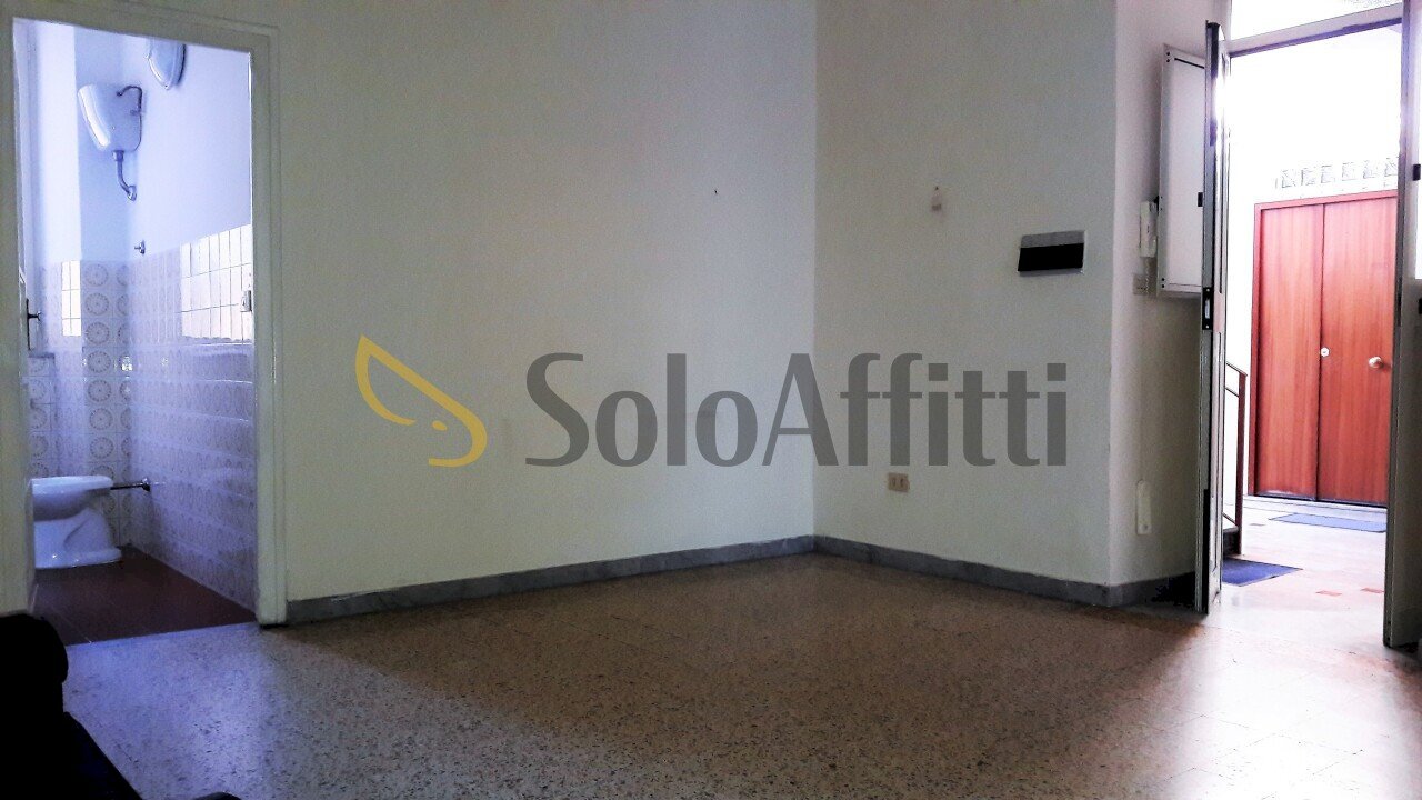 Sala interna con ingresso condominiale e bagno - Office Via Napoli a Piscinola, Napoli (neighborhood Piscinola) - photo 1