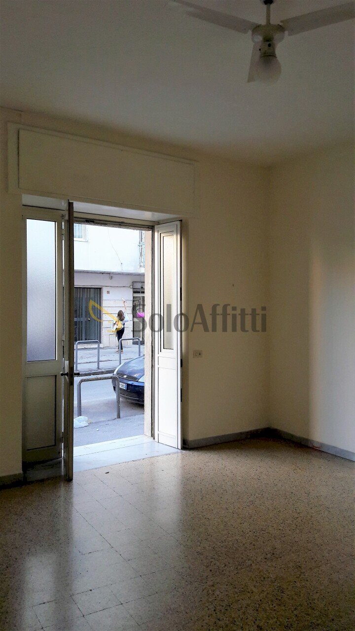 Sala esterna con ingresso fronte strada - Office Via Napoli a Piscinola, Napoli (neighborhood Piscinola) - photo 2