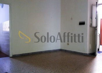 Sala interna con ingresso condominiale e bagno - Office Via Napoli a Piscinola, Napoli (neighborhood Piscinola) - photo 1