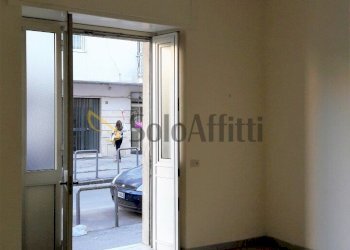 Sala esterna con ingresso fronte strada - Office Via Napoli a Piscinola, Napoli (neighborhood Piscinola) - photo 2
