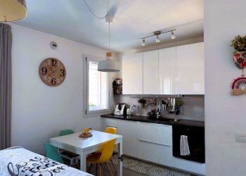 Soggiorno con cucina a vista - Trilocale Via Noto 10A, Milano (zona Vigentino) - foto 9