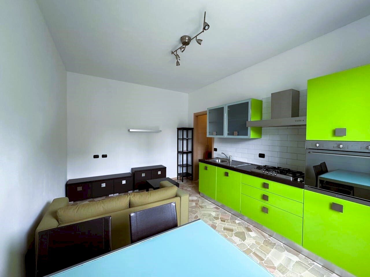 Soggiorno con cucina a vista - Bilocale Piazza Piccoli Martiri 7, Milano (zona Gorla) - foto 2