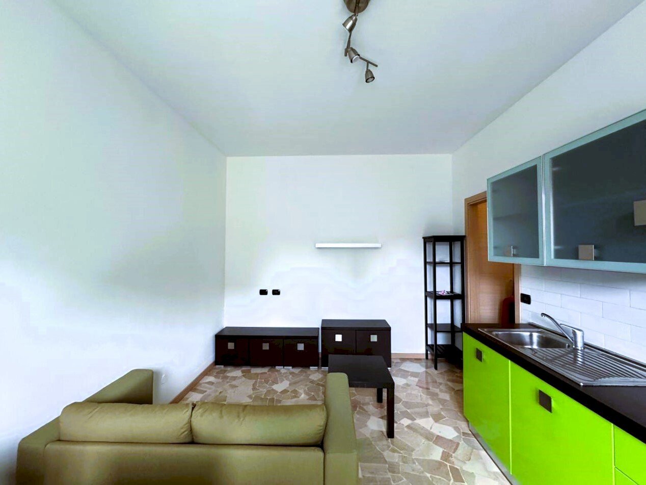Soggiorno con cucina a vista - Bilocale Piazza Piccoli Martiri 7, Milano (zona Gorla) - foto 3