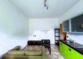 Soggiorno con cucina a vista - Bilocale Piazza Piccoli Martiri 7, Milano (zona Gorla) - foto 3