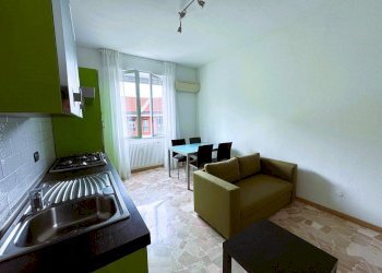 Soggiorno con cucina a vista - Bilocale Piazza Piccoli Martiri 7, Milano (zona Gorla) - foto 9