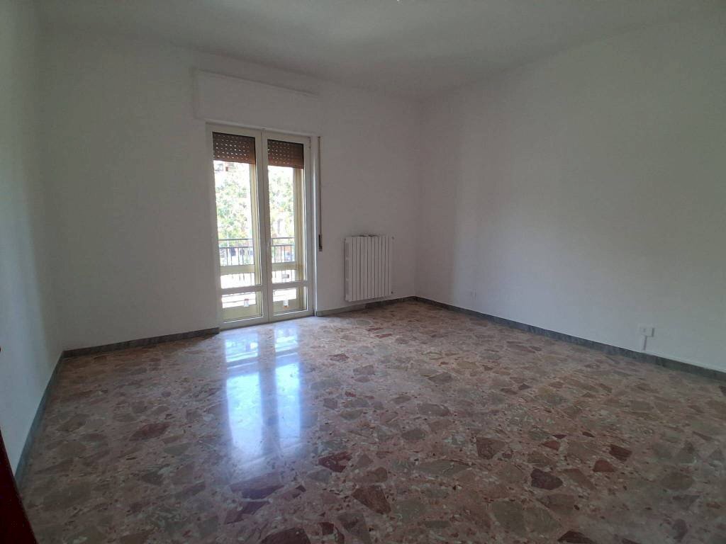 Camera da letto - Appartamento via Umbria, 228, Taranto - foto 3