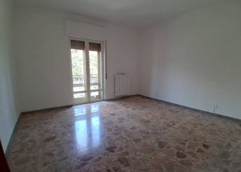 Camera da letto - Appartamento via Umbria, 228, Taranto - foto 3