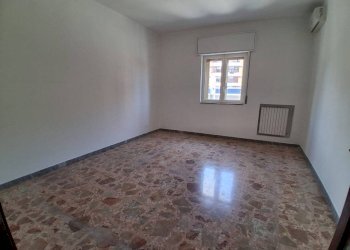 Camera da letto - Appartamento via Umbria, 228, Taranto - foto 4