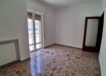 Camera da letto - Appartamento via Umbria, 228, Taranto - foto 5