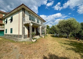 Independent house Via Nino Bixio, Carro - photo 1