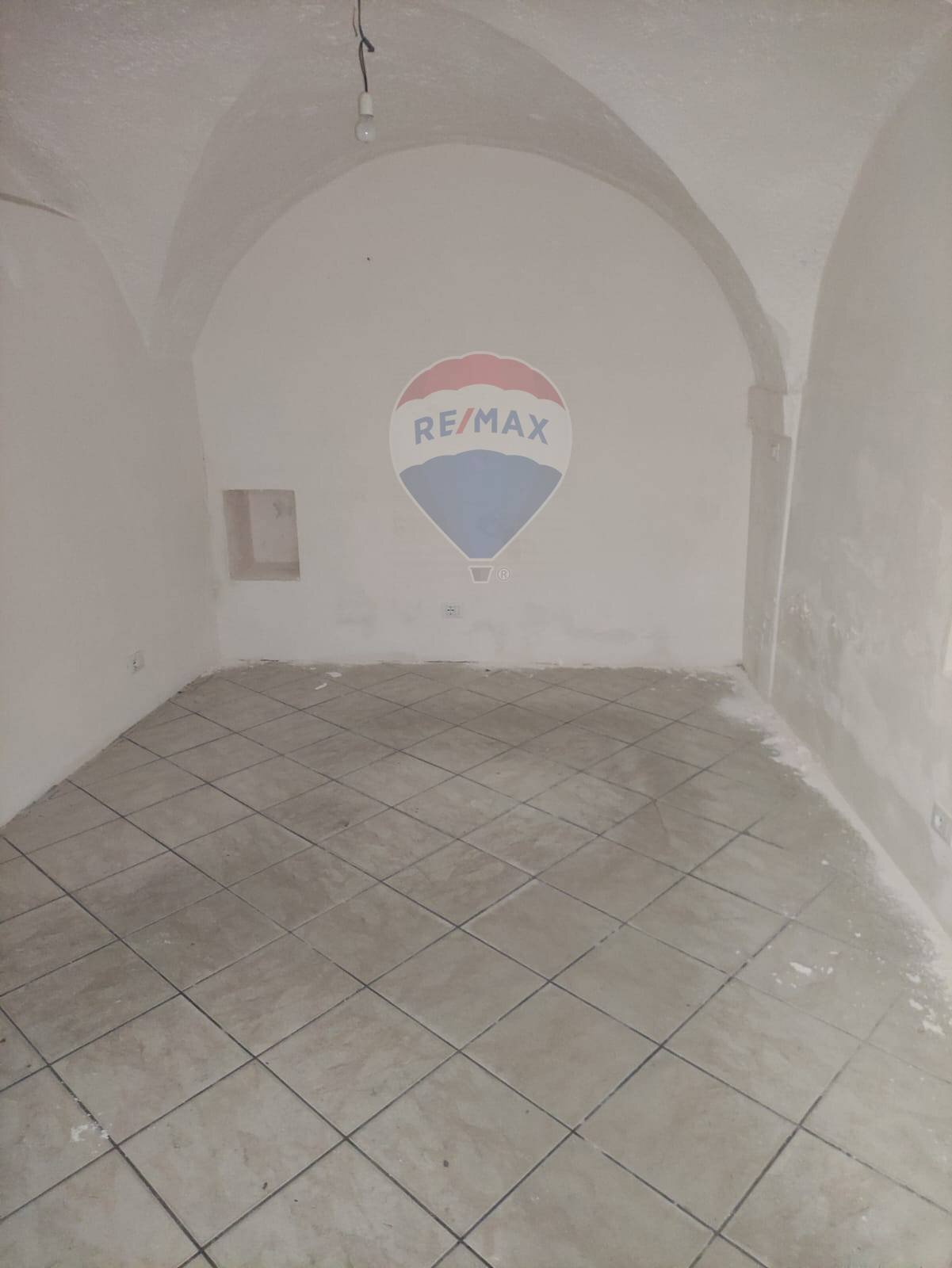 Shop Via Pietro Calvi, 15
Sanremo, Sanremo - photo 3