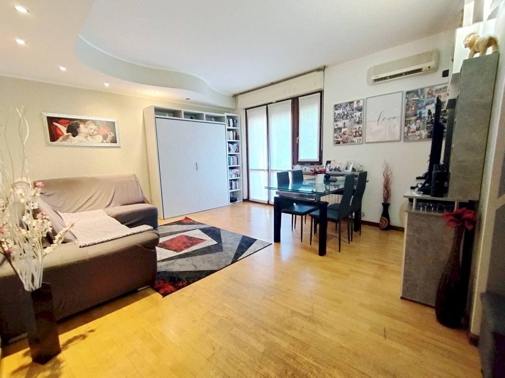 Salone - Three-room apartment via Montrasi, Bollate - photo 1