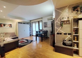 Salone - Three-room apartment via Montrasi, Bollate - photo 4
