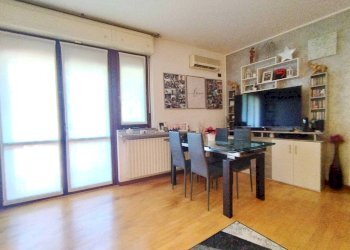 Salone - Three-room apartment via Montrasi, Bollate - photo 5