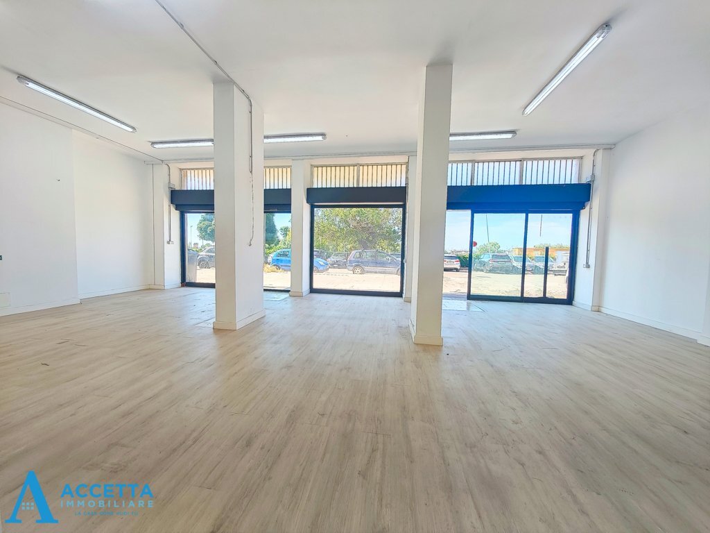 Locale - Commercial Premises Via Carlo Magno 20, Taranto - photo 1