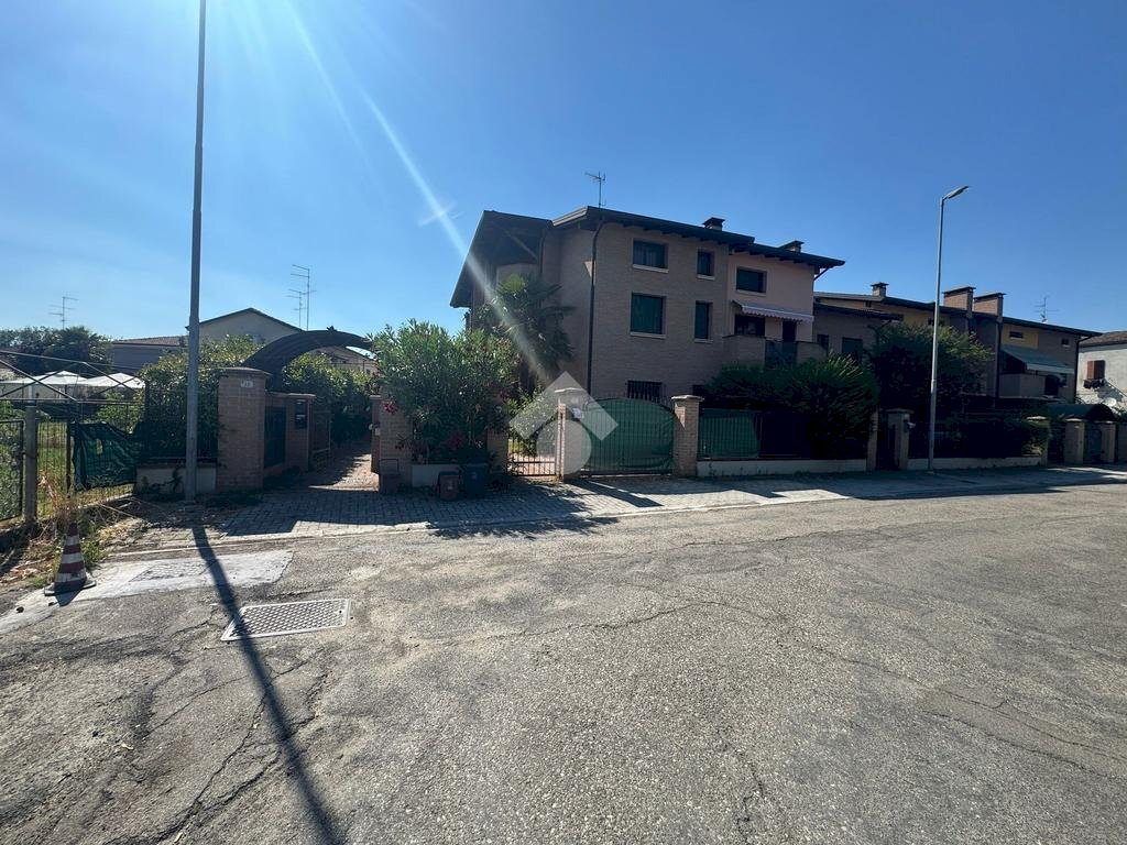 Three-room apartment Piazza Allende, Campegine - photo 1