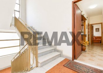 Scale - Four-room apartment Via Vittorio Emanuele
 
328, Aci Catena - photo 2