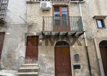Edificio all\'aperto - Casa indipendente Via Maiorca
 
10/12, Ventimiglia di Sicilia - foto 1