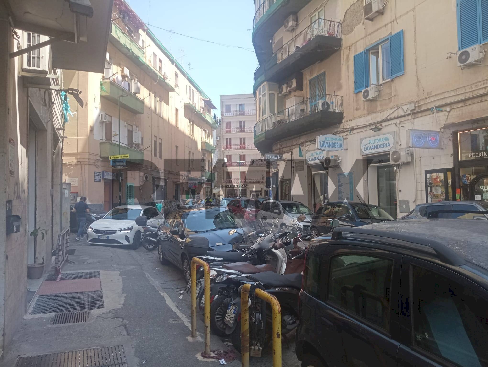 Edificio all\'aperto - Locale Commerciale Via Giuseppe De Lorenzo
24, Napoli - foto 3