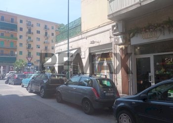 Edificio all\'aperto - Locale Commerciale Via Giuseppe De Lorenzo
 
24, Napoli - foto 1