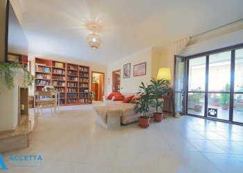 Soggiorno - Appartamento Via Don Diego Marturano 10, Taranto - foto 4