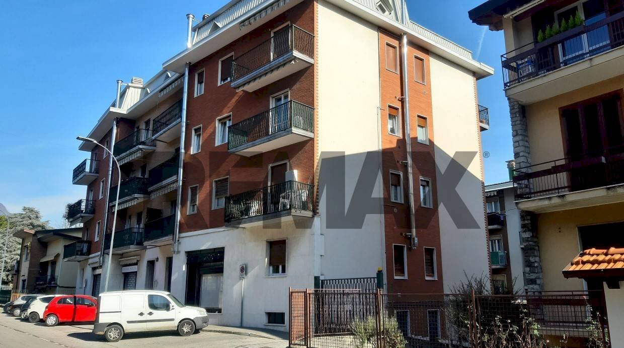 Edificio all\'aperto - Four-room apartment via ugo foscolo
 
20, Erba - photo 1