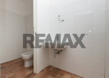 Bagno - Locale Commerciale Corso Antonio Gramsci
 
48, Riposto - foto 10
