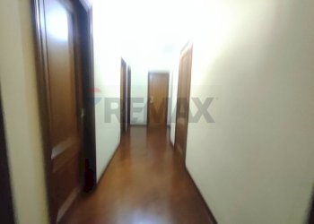 Hall / corridoio - Four-room apartment Via Caduti di Via Fani
 
10, L'Aquila - photo 13