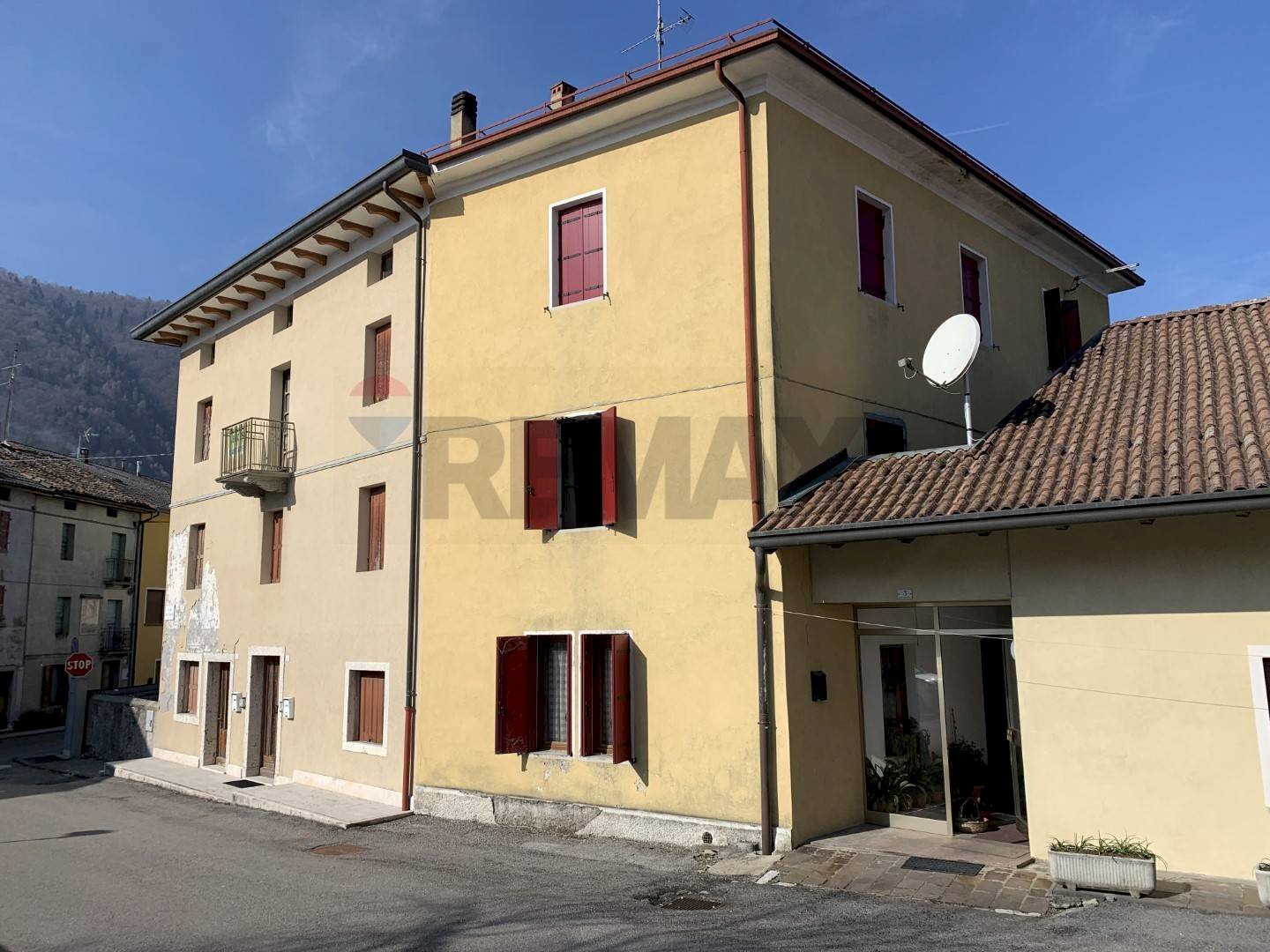 Edificio all\'aperto - Semi-detached house Piazza Monte Grappa
 
8, Seren del Grappa - photo 1