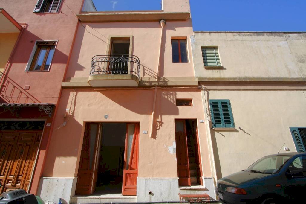 Facciata - Casa indipendente via Monsignor Gaetano Fagiani, Parabita - foto 1