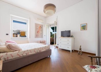 Camera da letto - Appartamento via Felice Gazzolo, 2, Genova (zona Nervi) - foto 24