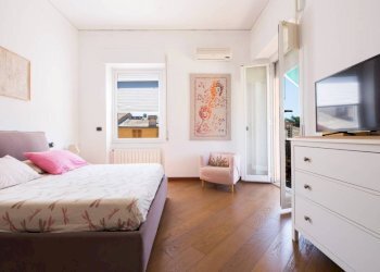 Camera da letto - Appartamento via Felice Gazzolo, 2, Genova (zona Nervi) - foto 25