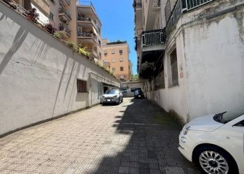 Cortile interno - Shop via Latina, 39, Roma - photo 14