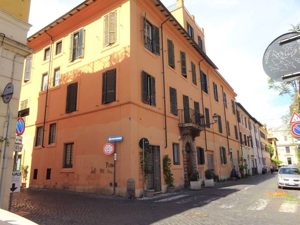 Facciata - Shop vicolo della Penitenza, 43, Roma (neighborhood Trastevere) - photo 2