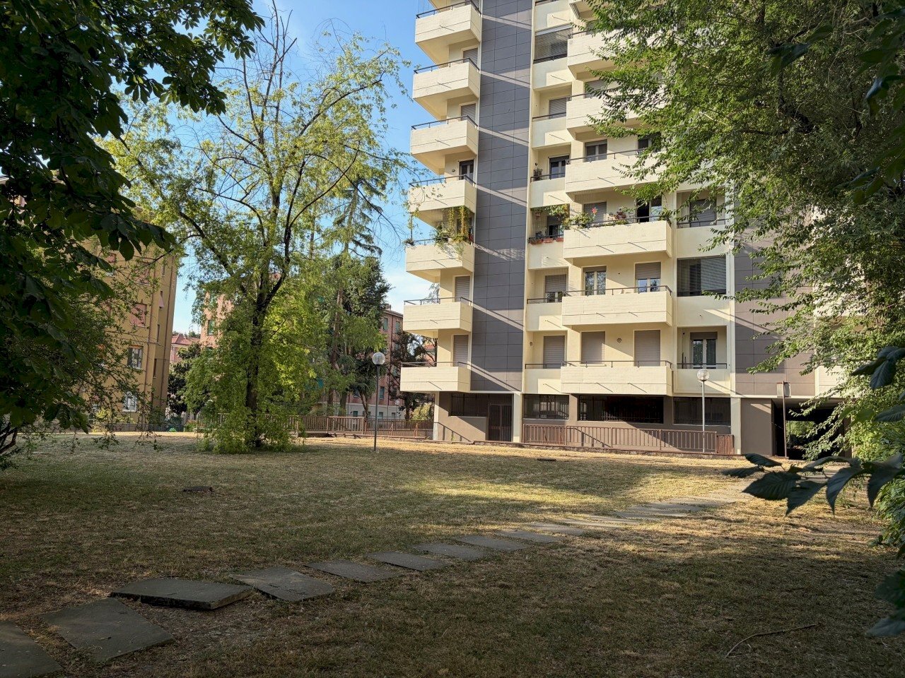 ESTERNO 2 - Appartamento Viale Olimpia, Reggio nell'Emilia - foto 2