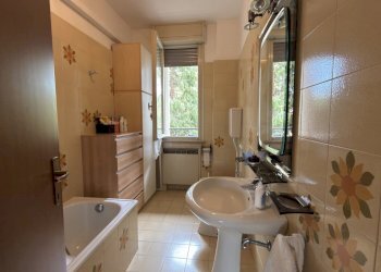 BAGNO CON VASCA - Appartamento Viale Olimpia, Reggio nell'Emilia - foto 17