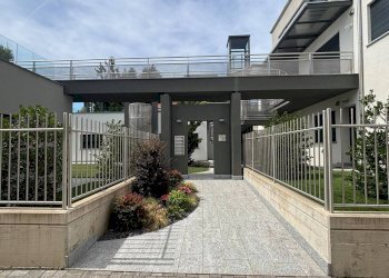 Ingresso condominio - Quadrilocale Via Alessandro Volta 8, Villa Guardia - foto 1