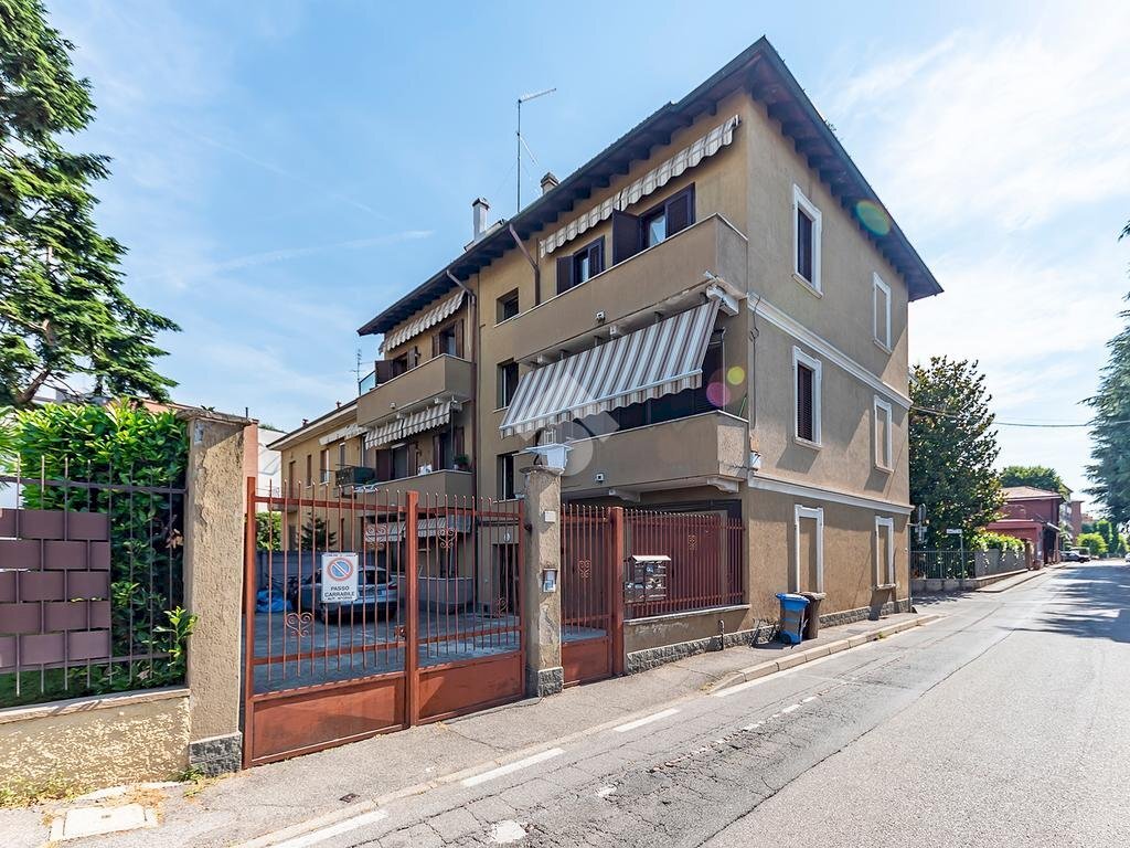 Three-room apartment Via Gorizia, Lainate - photo 1