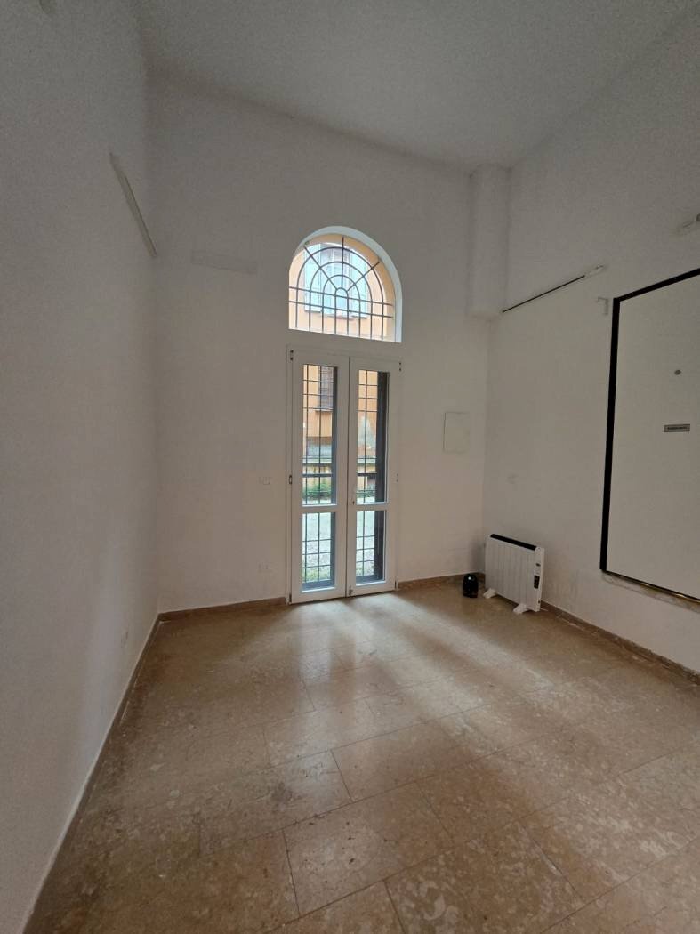 Shop Via San Vitale, 17, Bologna (neighborhood Centro Storico) - photo 2
