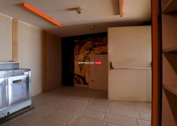 Shop Via Francesco Caroli, Martina Franca - photo 7