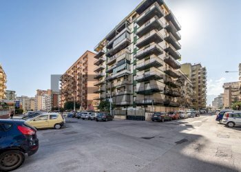 Edificio - Four-room apartment Via Gino Funaioli
19, Palermo - photo 2