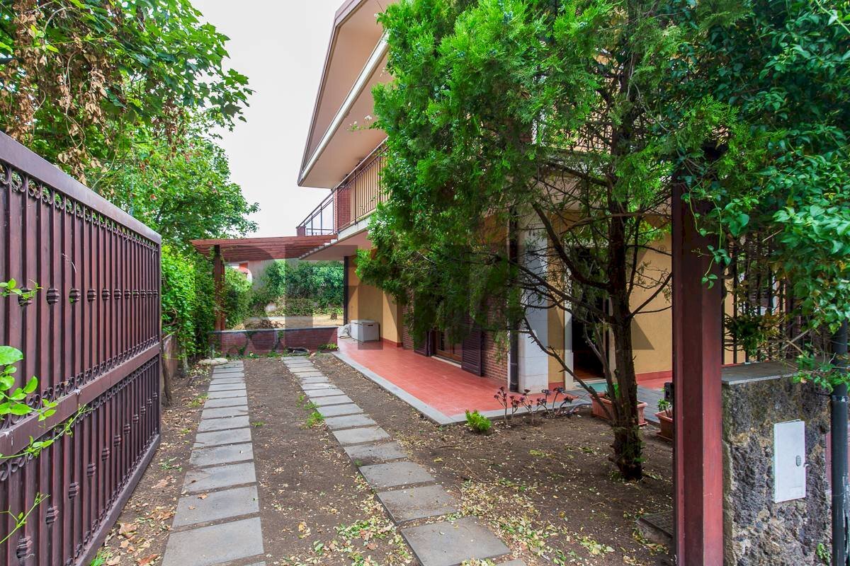Giardino - Villa a Schiera Via Pier Luigi Deodato
 
24, San Giovanni la Punta - foto 2